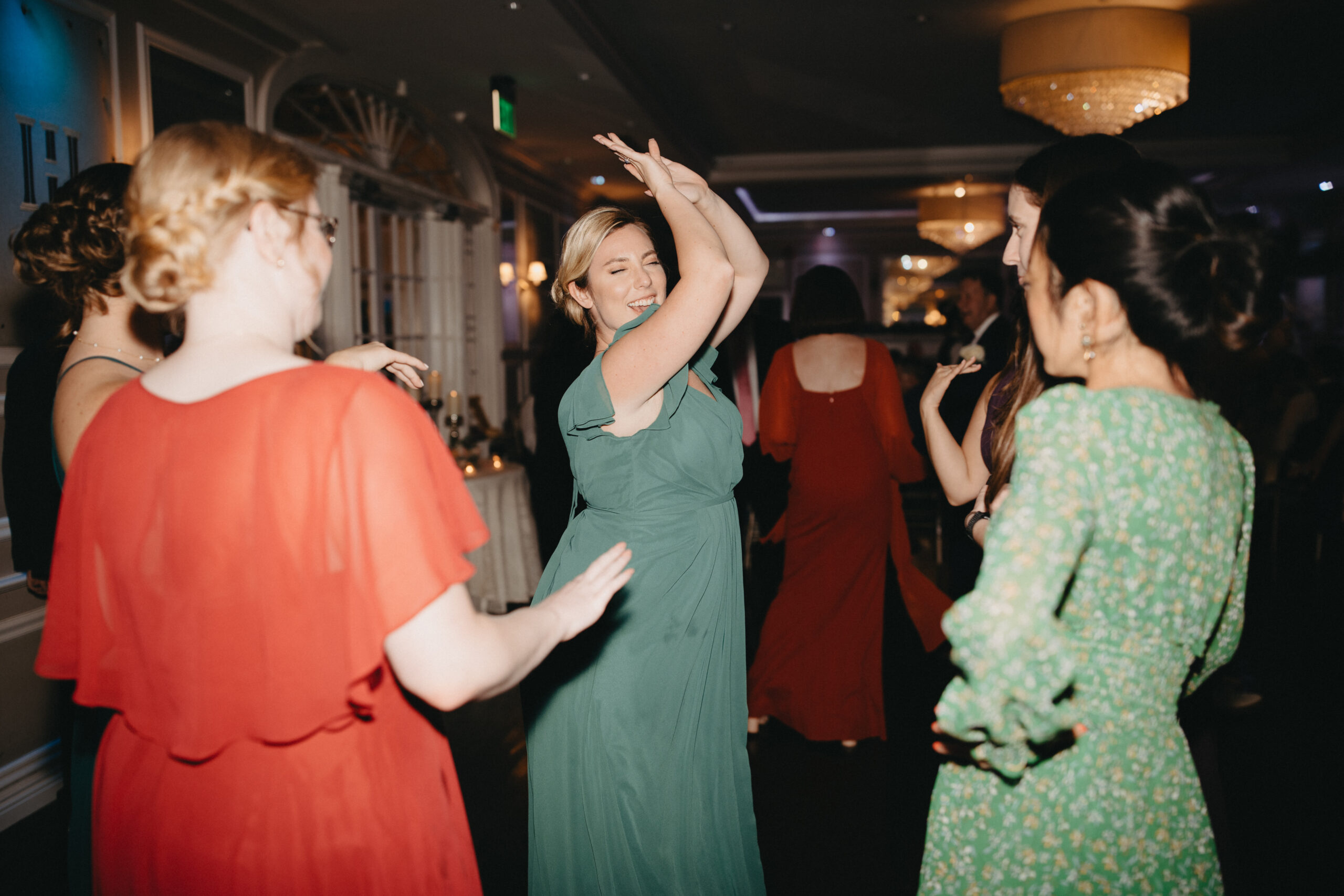 guests dancing at briarcliff manor