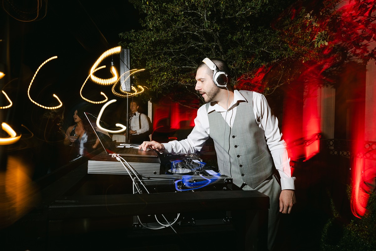 dj dan moran at waveny park wedding